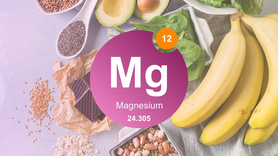 Une table avec des bananes, des épinards et du chocolat noir illustrant un article sur le magnésium en micronutrition féminine